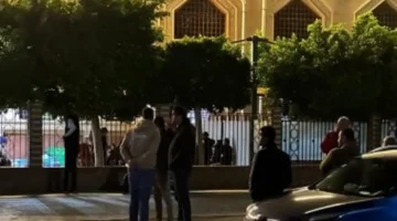 توافد أهالي بورسعيد على مسجد الكريم في جنازة السباح يوسف محمد 1